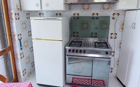 Casa Francy - Arma Di Taggia: Küchengerät, Küche, Major Appliance, Herd, Gasherd, Herd, Haushaltsgerät, Cooktop, Flooring, Fussboden