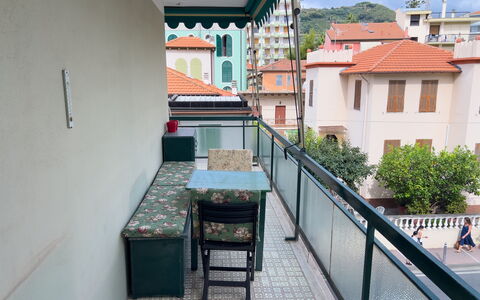 Casa Francy - Arma Di Taggia: Balkon, Schatten, Zaun, Geländer, Gartenmöbel, Stuhl, Veranda, Zimmerpflanze, Tisch Im Freien, Baluster