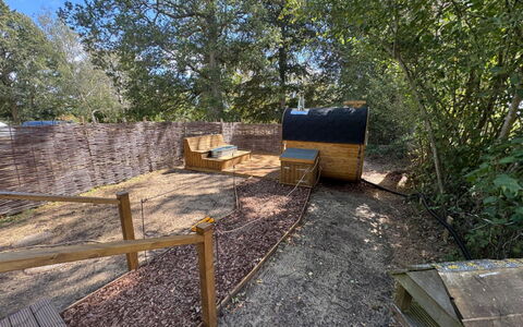 Hever Luxury Dome: Holz, Garten, Hinterhof, Zaun, Landscaping, Garten, Home Fechten, Hartholz, Walkway, Holz
