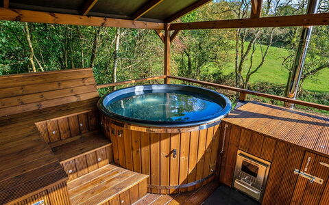 Wakehurst Luxury Dome: Holz, Flooring, Interior Design, Badewanne, Holzbeize, Fussboden, Armatur, Hartholz, Jacuzzi