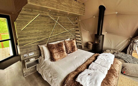 Wakehurst Luxury Dome: Holz, Beleuchtung, Fussboden, Schlafzimmer, Hartholz, Bedding, Bett, Linens, Bettdecke, Holzbeize