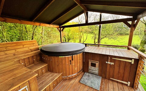 Wakehurst Luxury Dome: Holz, Badewanne, Armatur, Holzbeize, Hartholz, Jacuzzi, Hinterhof, Blockhaus, Deck