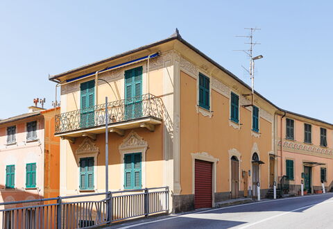 Newly Renovated Ocean View Flat: Wand, Gebäude, Fenster, Fassade, Nachbarschaft, \Stadt, Wohngebiet, Zuhause, Menschliche Siedlung, Urban Design