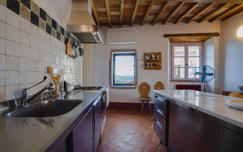 Mensano Old Town Apartment: Wand, Flooring, Küche, Holz, Interior Design, Countertop, Zuhause, Fussboden, Decke, Möbel
