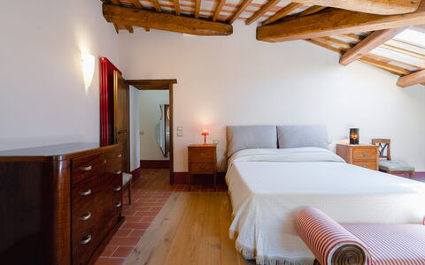 Mensano Old Town Apartment: Möbel, Bett, Interior Design, Schlafzimmer, Flooring, Wand, Fussboden, Holz, Bettdecke, Bedding