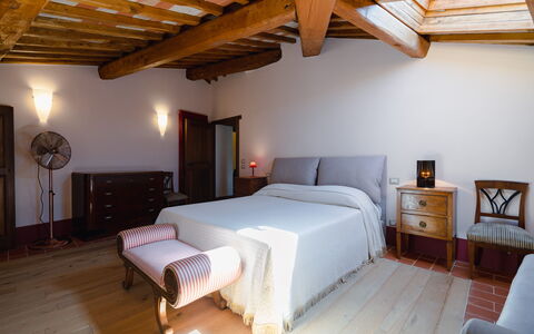 Mensano Old Town Apartment: Möbel, Interior Design, Bett, Flooring, Wand, Fussboden, Schlafzimmer, Holz, Zimmer, Decke