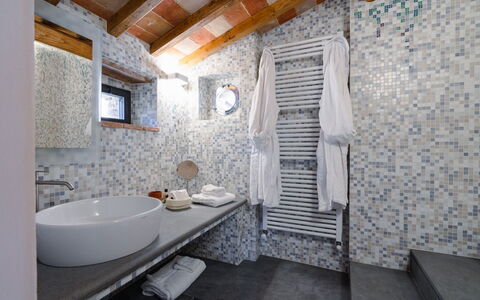 Mensano Old Town Apartment: Wand, Interior Design, Flooring, Armatur, Fussboden, Badezimmer, Beleuchtung, Decke, Fliese, Zapfhahn