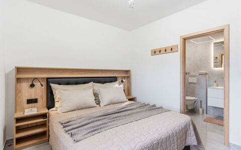 Party & Friends Villa: Möbel, Bett, Interior Design, Schlafzimmer, Flooring, Wand, Fussboden, Holz, Zimmer, Bedding