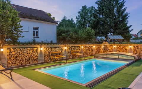 Party & Friends Villa: Schwimmbad, Resort, Eco Hotel, Garten, Water Feature, Estate, Thermae, Hinterhof, Landscaping, Schatten