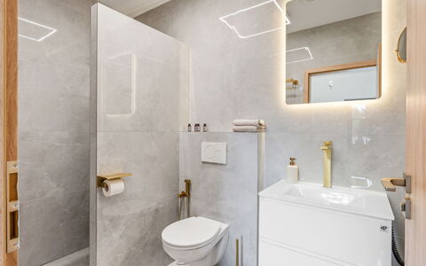 Party & Friends Villa: Flooring, Interior Design, Fussboden, Armatur, Spiegel, Installation, Badezimmer, Decke, Light Fixture, Zapfhahn