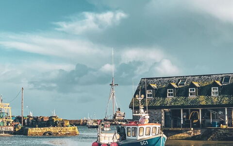 Rosehip Cottage: Boot, Blau, Wasser, Watercraft, Wasserweg, Wolke, Boote Und Boating - Geräte Und Materialien, Kanal, Reflexion, Hafen