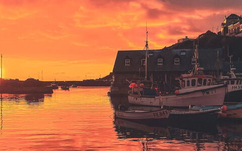 Rosehip Cottage: Boot, Wasser, Afterglow, Dämmerung, Watercraft, Sonnenuntergang, Orange, Sonnenaufgang, Wasserweg, Horizont