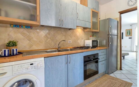 Rais 13: Major Appliance, Küchengerät, Küche, Flooring, Countertop, Holz, Fussboden, Interior Design, Cabinetry, Haushaltsgerät