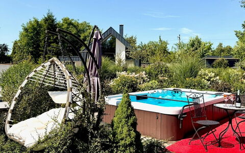 Luxury Palace with Swimming Spa&Jacuzzi: Garten, Schwimmbad, Gartenmöbel, Strauch, Möbel, Regenschirm, Stuhl, Hinterhof, Resort, Landscaping