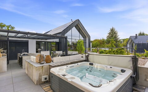 Luxury Palace with Swimming Spa&Jacuzzi: Schwimmbad, Resort, Verbundwerkstoff, Schatten, Eco Hotel, Gartenmöbel, Terrasse, Hof, Design, Stuhl