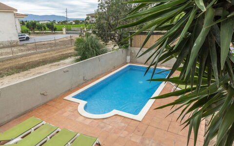 Corbella: Schwimmbad, Fussboden, Flooring, Verbundwerkstoff, Resort, Schatten, Estate, Eco Hotel, Garten, Hinterhof