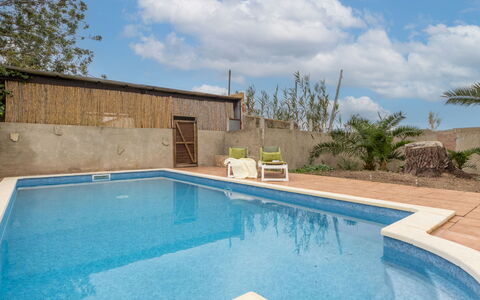 Corbella: Schwimmbad, Resort, Verbundwerkstoff, Water Feature, Hinterhof, Schatten, Fliese, Gartenmöbel, Flagstone, Hazienda