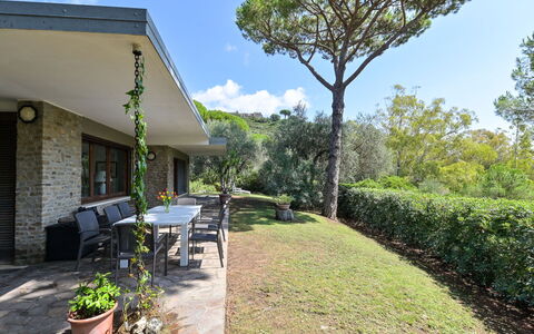 Villa Anna: Haus, Zuhause, Dach, Hütte, Strauch, Abstellgleis, Estate, Bauernhaus, Garten, Landscaping