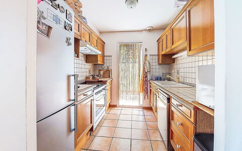 Bakkehuset: Küche, Countertop, Flooring, Major Appliance, Fussboden, Küchengerät, Cabinetry, Interior Design, Möbel, Zuhause
