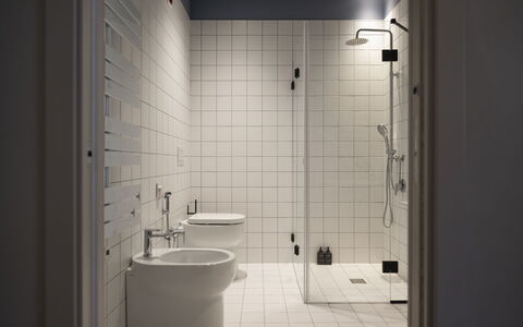 Deb&spa: Badezimmer, Wand, Armatur, Flooring, Interior Design, Fussboden, Installation, Sinken, Toilette, Bad Sink