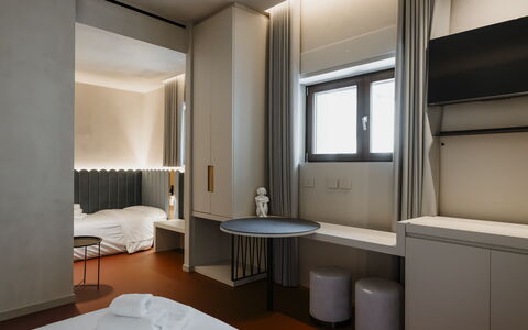 Deb&spa: Interior Design, Decke, Schlafzimmer, Bett, Bettrahmen, Bedding, Hotel, Light Fixture, Vorhang, Bettdecke