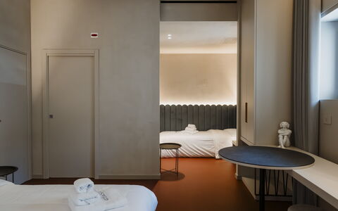 Deb&spa: Interior Design, Schlafzimmer, Bett, Fussboden, Bettrahmen, Bettdecke, Zimmer, Bedding, Decke, Matratze