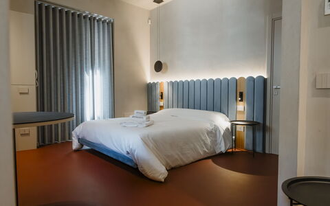 Deb&spa: Interior Design, Schlafzimmer, Bett, Decke, Bedding, Bettdecke, Light Fixture, Bettrahmen, Lampe, Vorhang