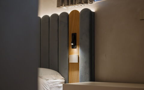 Deb&spa: Schlafzimmer, Holzbeize, Light Fixture, Lampe, Leuchter