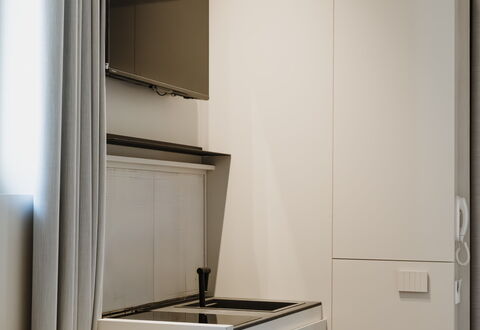 Deb&spa: Holz, Interior Design, Flooring, Möbel, Fussboden, Beleuchtung, Küche, Decke, Küchengerät, Countertop