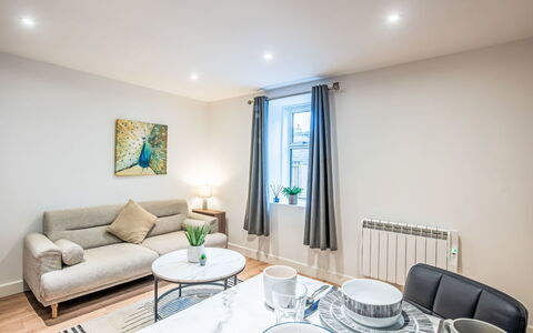 Fishertown Apartment: Möbel, Interior Design, Flooring, Wand, Fussboden, Holz, Zimmer, Decke, Wohnung, Beleuchtung