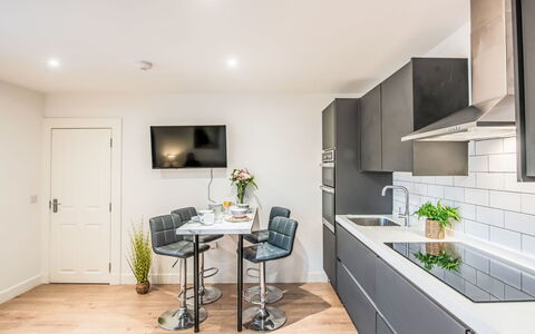 Fishertown Apartment: Möbel, Interior Design, Flooring, Wand, Fussboden, Holz, Zimmer, Decke, Wohnung, Beleuchtung