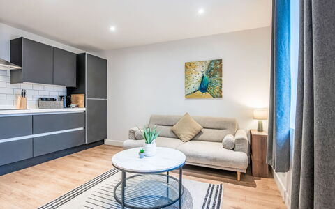 Fishertown Apartment: Möbel, Interior Design, Flooring, Wand, Fussboden, Holz, Zimmer, Decke, Wohnung, Beleuchtung