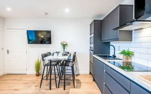Fishertown Apartment 1St Floor: Die Architektur, Familienauto, Kirche, Kapelle, Luxus-Fahrzeug, City Car