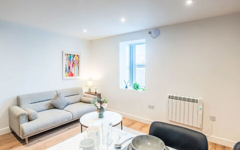 Fishertown Apartment 1St Floor: Die Architektur, Familienauto, Kirche, Kapelle, Luxus-Fahrzeug, City Car