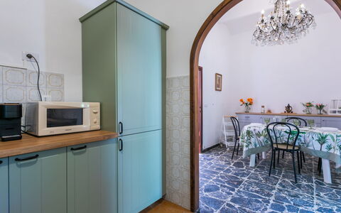 Torre degli Amidei: Flooring, Interior Design, Holz, Fussboden, Küche, Zimmer, Möbel, Beleuchtung, Cabinetry, Countertop