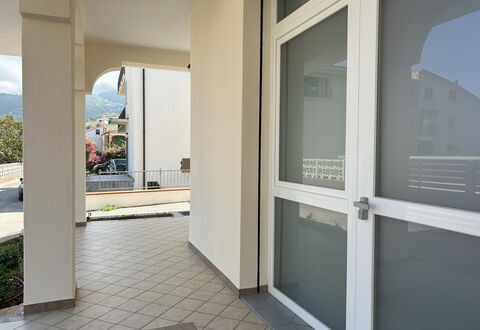 Case Martorelli - Belvedere Marittimo: Fussboden, Wohnung, Balkon, Glas, Geländer, Daylighting, Home Door, Aluminium