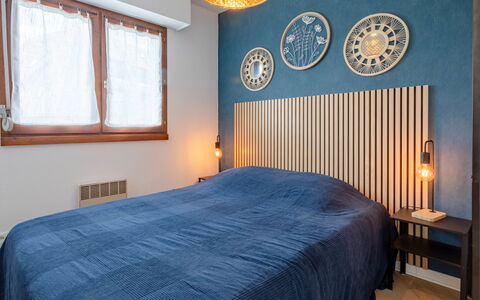 Les Jardins de la Plage: Bett, Bedding, Interior Design, Schlafzimmer, Bettdecke, Möbel, Wand, Holz, Linens, Decke