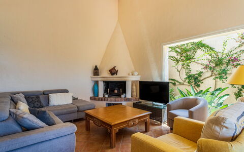 Manureva: Möbel, Couch, Interior Design, Flooring, Decke, Fussboden, Wohnzimmer, Zimmer, Stuhl
