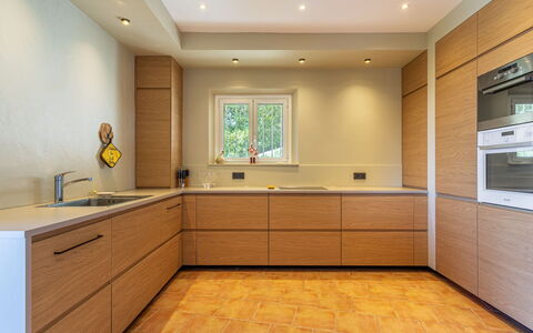Manureva: Cabinetry, Flooring, Küche, Countertop, Interior Design, Holz, Fussboden, Küchengerät, Möbel, Schrank