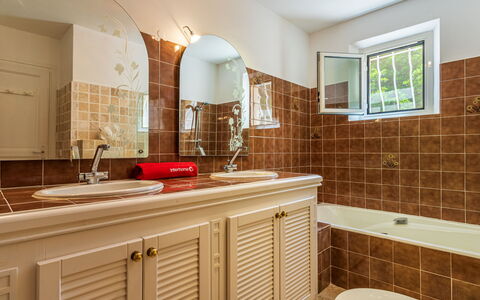 Manureva: Badezimmer, Armatur, Interior Design, Flooring, Bad Sink, Sinken, Wand, Countertop, Fussboden, Badezimmerschrank