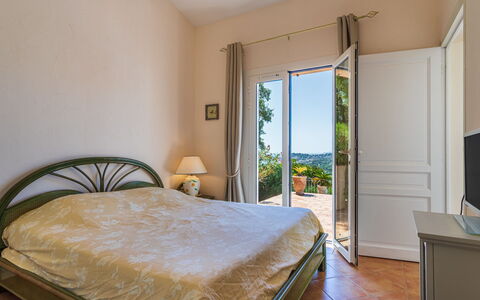 Manureva: Möbel, Bett, Schlafzimmer, Interior Design, Bettdecke, Bedding, Flooring, Fussboden, Zimmer, Bettrahmen