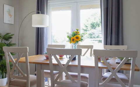 4 Storr Place: Möbel, Interior Design, Holz, Stuhl, Flooring, Tabelle, Küche & Esszimmer Tisch, Esszimmer, Fussboden, Beleuchtung