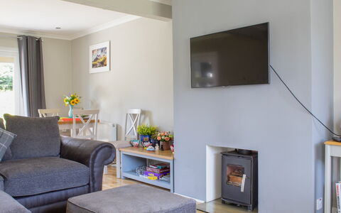 4 Storr Place: Möbel, Interior Design, Wand, Flooring, Fussboden, Holz, Wohnzimmer, Feuerstelle, Zimmer, Beleuchtung