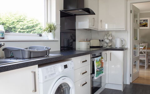 4 Storr Place: Küchengerät, Küche, Countertop, Major Appliance, Interior Design, Cabinetry, Flooring, Haushaltsgerät, Möbel, Fussboden