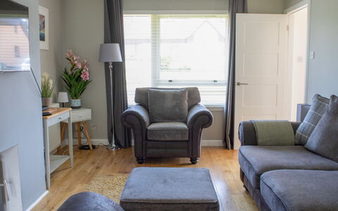 4 Storr Place: Möbel, Interior Design, Flooring, Couch, Fussboden, Holz, Wohnzimmer, Zimmer, Zuhause, Beleuchtung