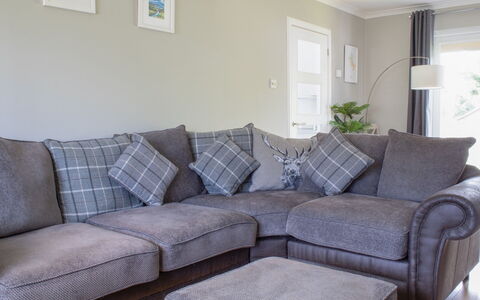4 Storr Place: Wohnzimmer, Kissen, Couch, Kissen