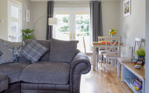4 Storr Place: Möbel, Interior Design, Couch, Flooring, Fussboden, Holz, Wohnzimmer, Zimmer, Zuhause, Beleuchtung
