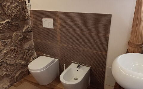 Borgo Incanto: Toilleten Sitz, Flooring, Wand, Fussboden, Armatur, Toilette, Braun, Badezimmer, Installation, Fliese