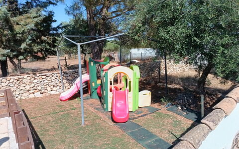 Borgo Incanto: Spielmittel, Spielplatz Rutsche, Öffentlicher Raum, Spielplatz, Rutsche, Garten, Schatten, Park, Landscaping, Hinterhof