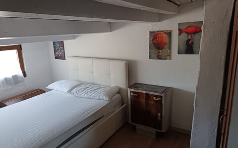 Borgo Incanto: Bett, Möbel, Schlafzimmer, Bedding, Bettdecke, Wand, Interior Design, Fussboden, Holz, Flooring